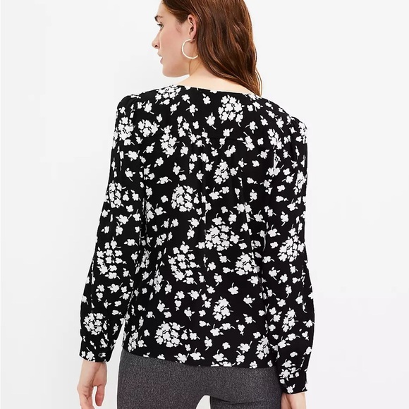 NWOT Loft Floral V-Neck Button Blouse (Lp) - Picture 4 of 12